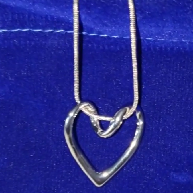 necklace - heartpendant